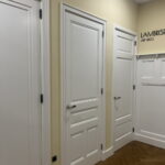 Drie witte binnendeuren met houten vloer