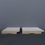 Twee houten planken met afgeschuinde randen.