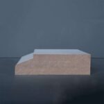 Houten profiel tegen grijze achtergrond