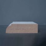 Houten plint voor interieurdecoratie.