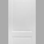 Witte deur met panelen op grijze achtergrond.