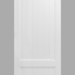 Witte houten deur met verticale panelen