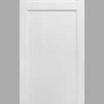 Witte houten paneeldeur tegen grijze achtergrond