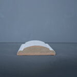 Houten plint tegen blauwe achtergrond