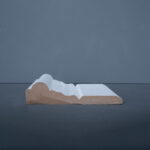 Houten lijstprofiel tegen grijze achtergrond