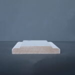 Grijze betonnen tegel op donkere achtergrond