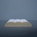 Dwarsdoorsnede van een profielplaat tegen grijze achtergrond.