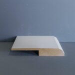 Houten plankprofiel tegen grijze achtergrond