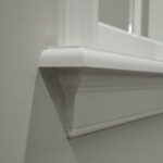 Witte decoratieve muurplint in interieur