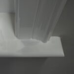 Detail van een wit geschilderde deurpost