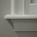 Close-up van wit geschilderde muurplint en lijst.