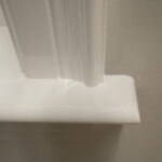 Witte deurpost en muurhoek interieur detail.