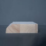 Houten plank met zichtbare jaarringen.