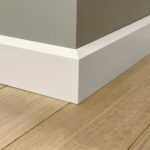 Moderne witte plint op houten vloer