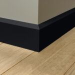 Houten vloer met donkere plint hoek detail