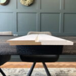 Vlak paneel hangt aan muur met kroonlijst decor.