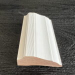 Houten plint op donkere achtergrond