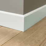 Houten vloer met witte plint
