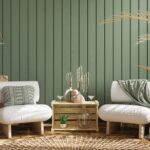 Moderne woonkamer met groene muur en planten decoratie.