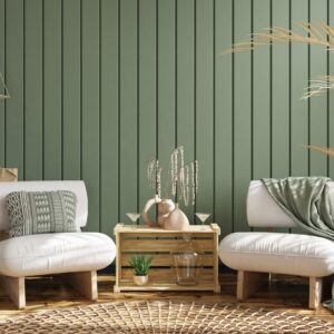 Moderne woonkamer met groene muur en planten decoratie.