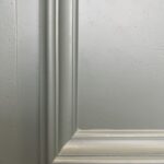 Close-up van groene deurlijst en paneel