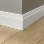 Houten vloer met witte plint