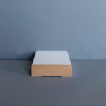 Houten plank op grijze achtergrond