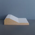 Houten hoekvorm op grijze achtergrond