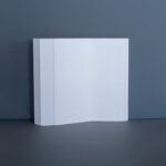 Wit, gevouwen blad tegen grijze achtergrond.