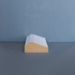 Houten wig op grijze achtergrond