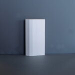 Witte plint tegen grijze muur