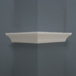 Witte hoekplank tegen blauwe muur.
