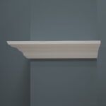 Witte richel op blauwe muur