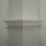 Hoekkast op muur in huisinterieur