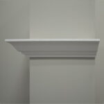 Witte plank tegen grijze muur