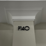 Plafond en muur met tekst P140