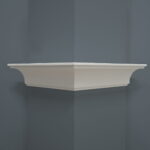 Witte hoekplank op donkere muur