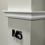 Muur met zwarte cijfers P45 in reliëf