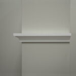 Leeg wit wandplankje op muur