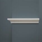 Witte wandplank tegen een grijze muur
