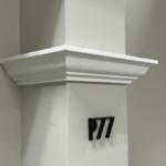 Interieurhoek met witte lijst en nummer P77.