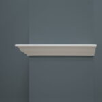 Witte wandplank tegen een blauwe muur