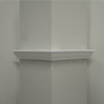 Hoek muur met witte plint, abstract ontwerp