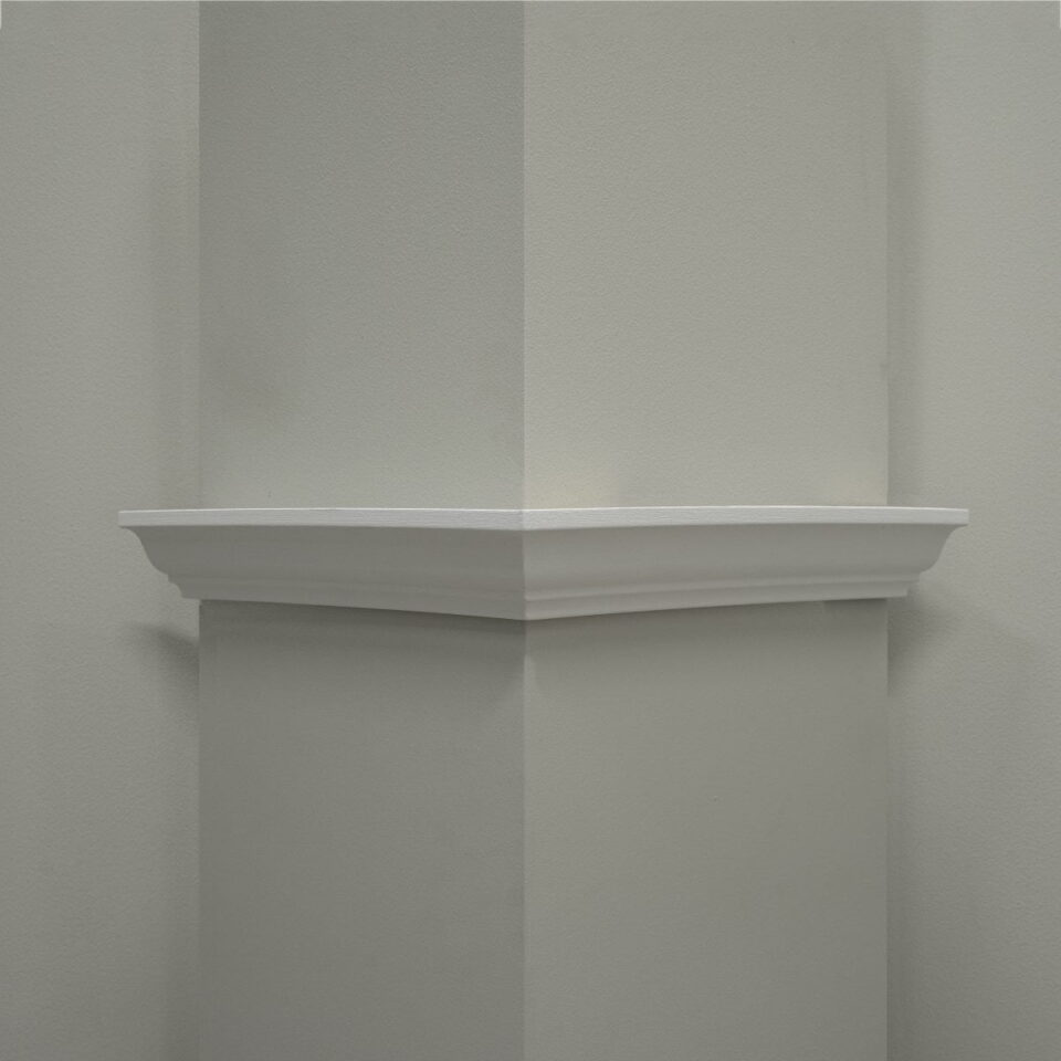 Hoek muur met witte plint, abstract ontwerp