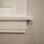 Detail van witte houten vensterbank en muur