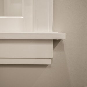 Detail van witte houten vensterbank en muur