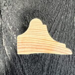 Houten vorm op zwarte achtergrond.