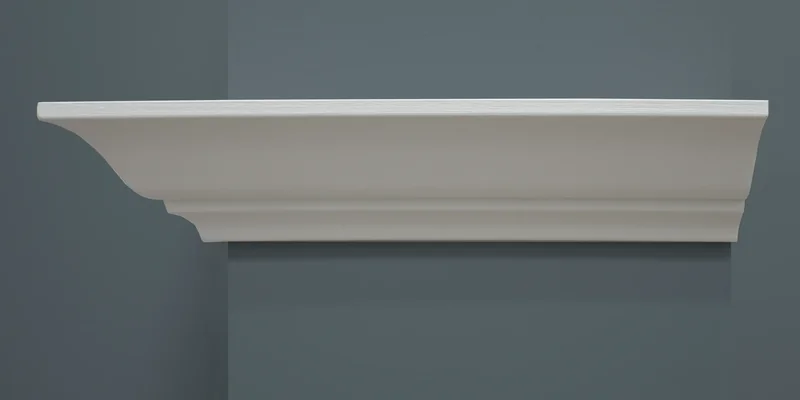 Witte MDF plafondlijst in zijaanzicht, tegen een grijsblauwe muur, met duidelijk zichtbaar klassiek profiel