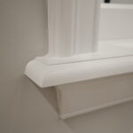 Witte plint langs hoek van muur.