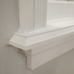 Wit houten vensterbank detail op muur